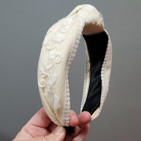 Accessories - New boutique handmade top knot lace silk flexible headband off white